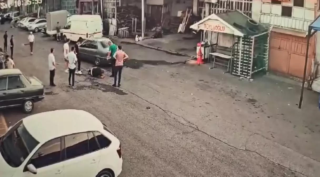 Zonguldak\'ta otomobille çarpıp dövme olayı güvenlik kamerasında