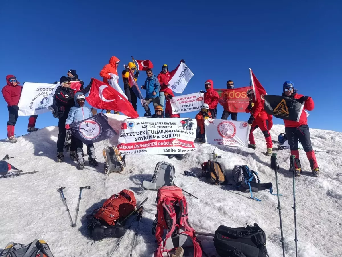 Dağcılar Ağrı Dağı\'na tırmanıp Atatürk posteri ile Türk bayrağı açtı