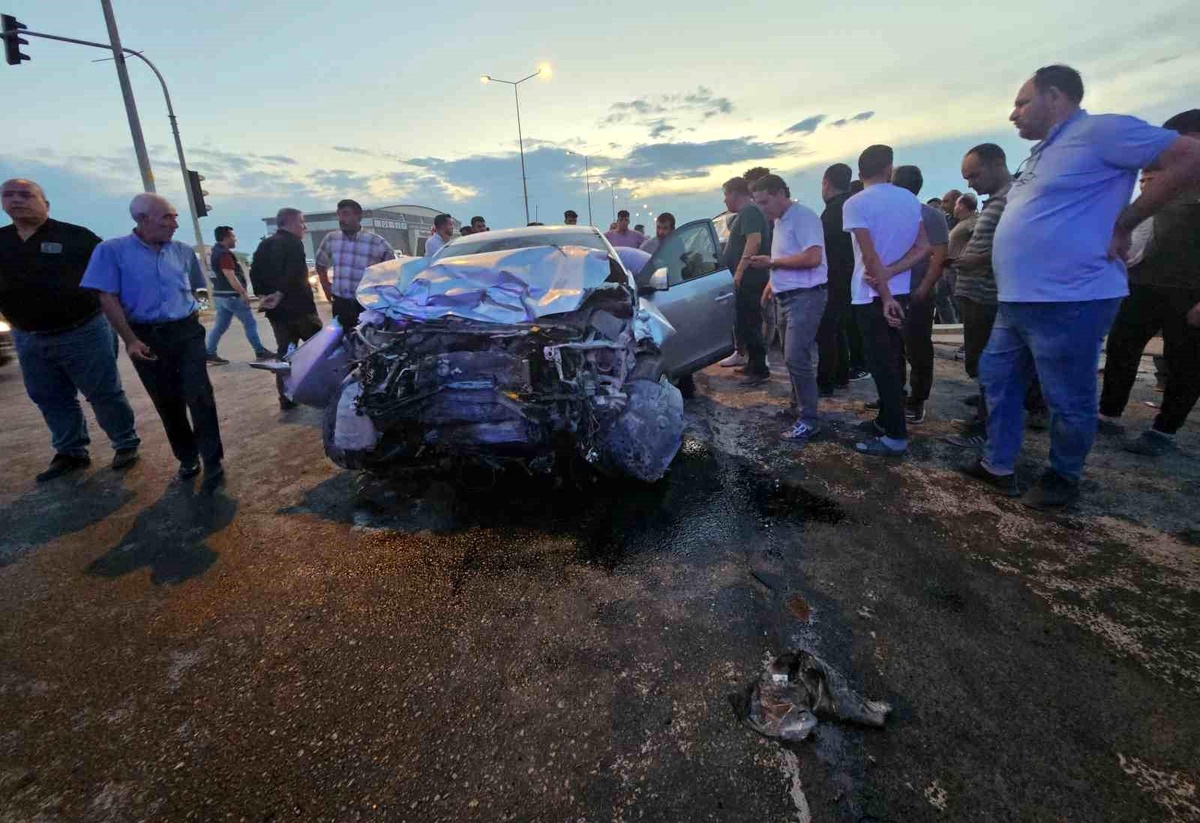 Aksaray\'da 2 otomobil çarpıştı: 1\'i çocuk 4 kişi yaralandı