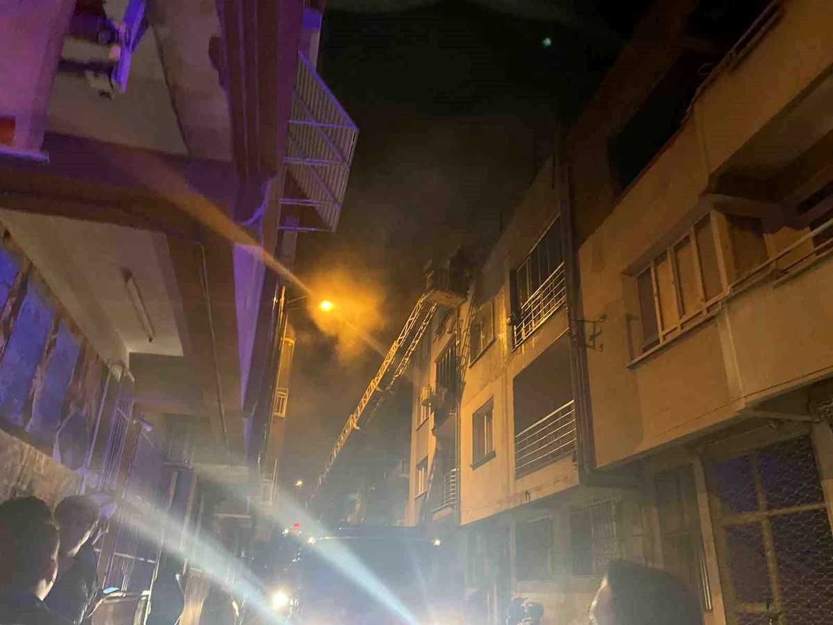 Manisa\'da çatı katında çıkan yangın söndürüldü