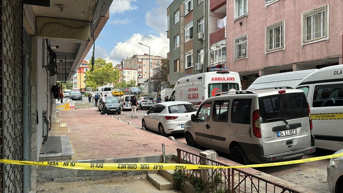 Bahçelievler\'de Polisten Kaçan Şüpheliden Birisi Çatıdan Düşerek Hayatını Kaybetti