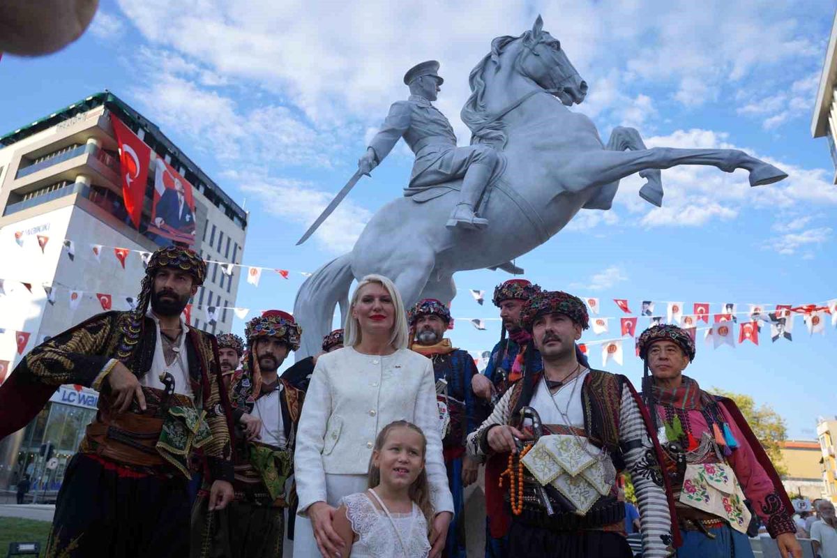 Bilecik\'e Yeni Atatürk Heykeli Açıldı