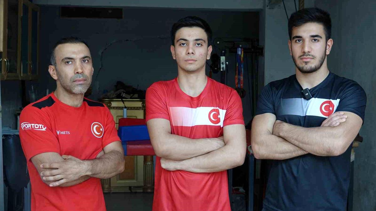 Gaziantep\'te Bilek Güreşi Şampiyonları: Ahmet Efe ve Hamza Kendirci
