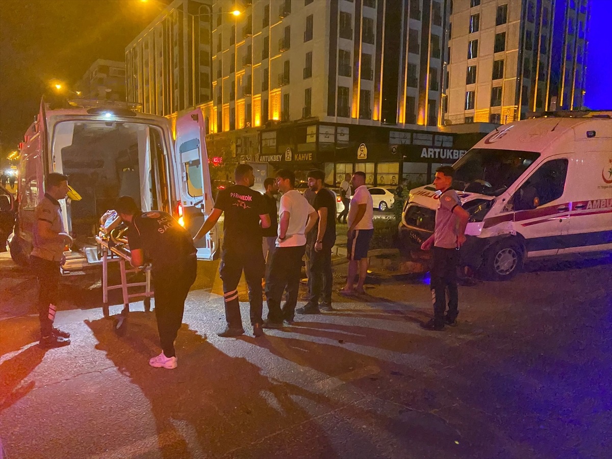 Mardin\'de Ambulans ile Otomobil Çarpıştı: 6 Yaralı