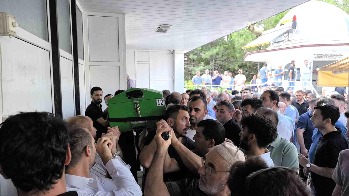 İnegöl\'den Çorum\'a mobilya götüren kamyonet tıra çarptı: 3 kişi hayatını kaybetti