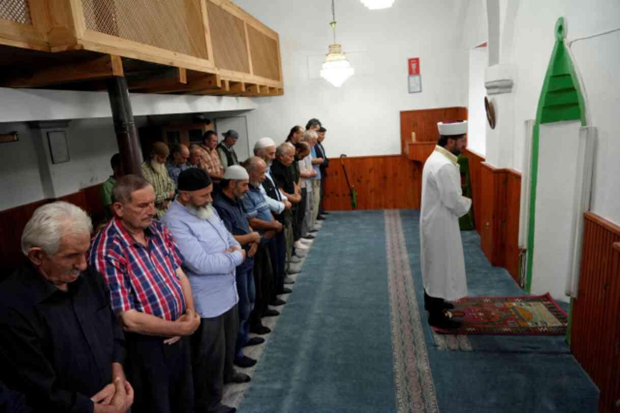 Cami inşaatı yarım kaldı, cemaat tarihi kilisede namaz kılıyor