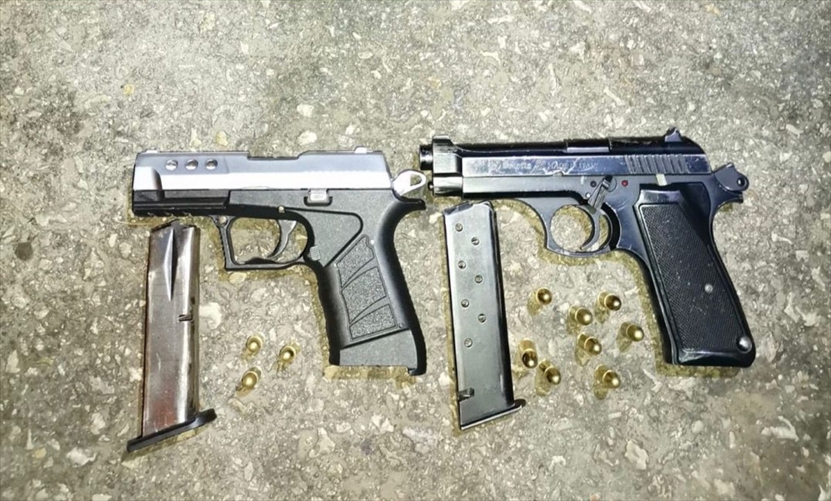 Çorum\'da polis ekipleri tarafından yapılan operasyonda 2 silah ele geçirildi