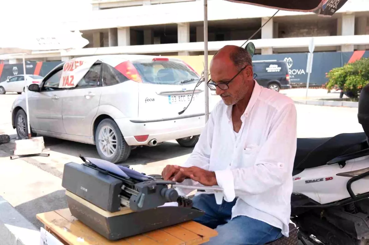 Adana Adalet Sarayı Önünde Daktilo ile Dilekçe Yazan Arzuhalciler