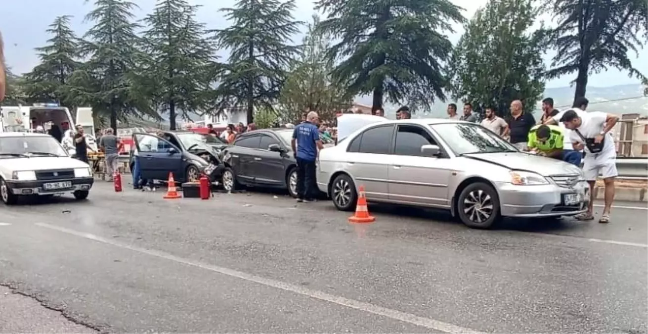 Denizli\'de 6 aracın karıştığı zincirleme trafik kazasında 5 kişi yaralandı