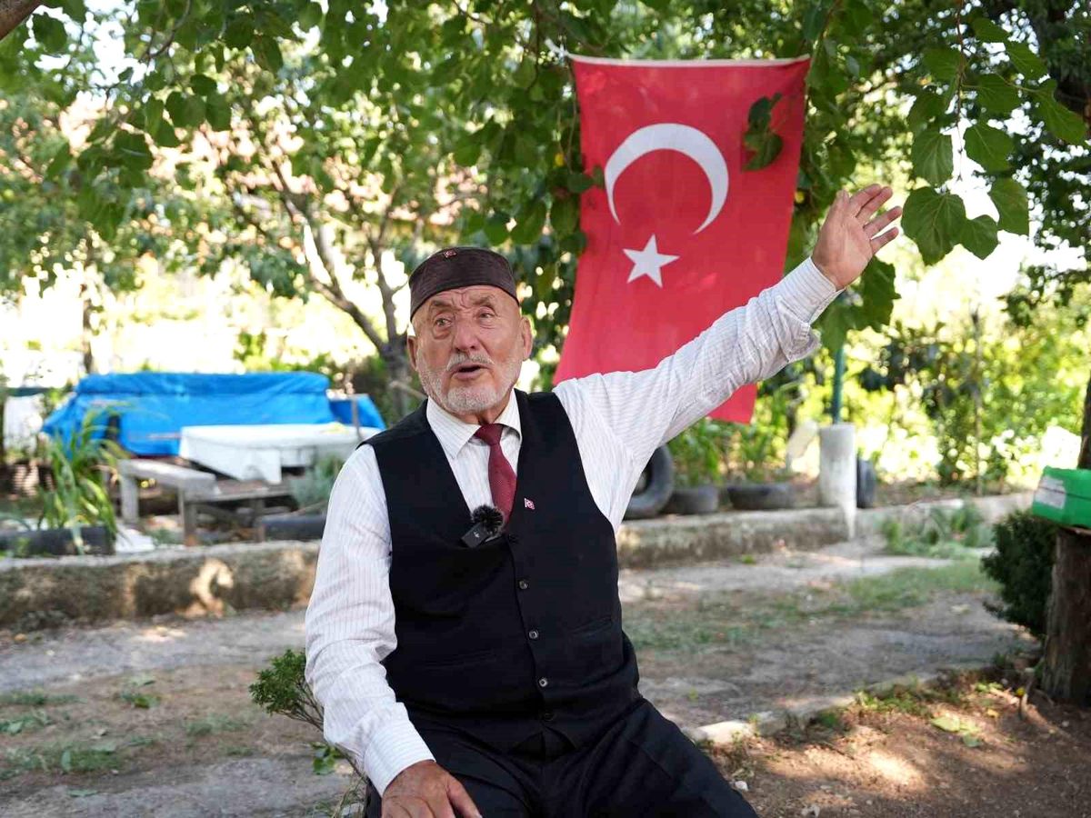 Düzce Belediyesi, 86 yaşındaki Adem Karagülle\'nin bayrak isteğini yerine getirdi