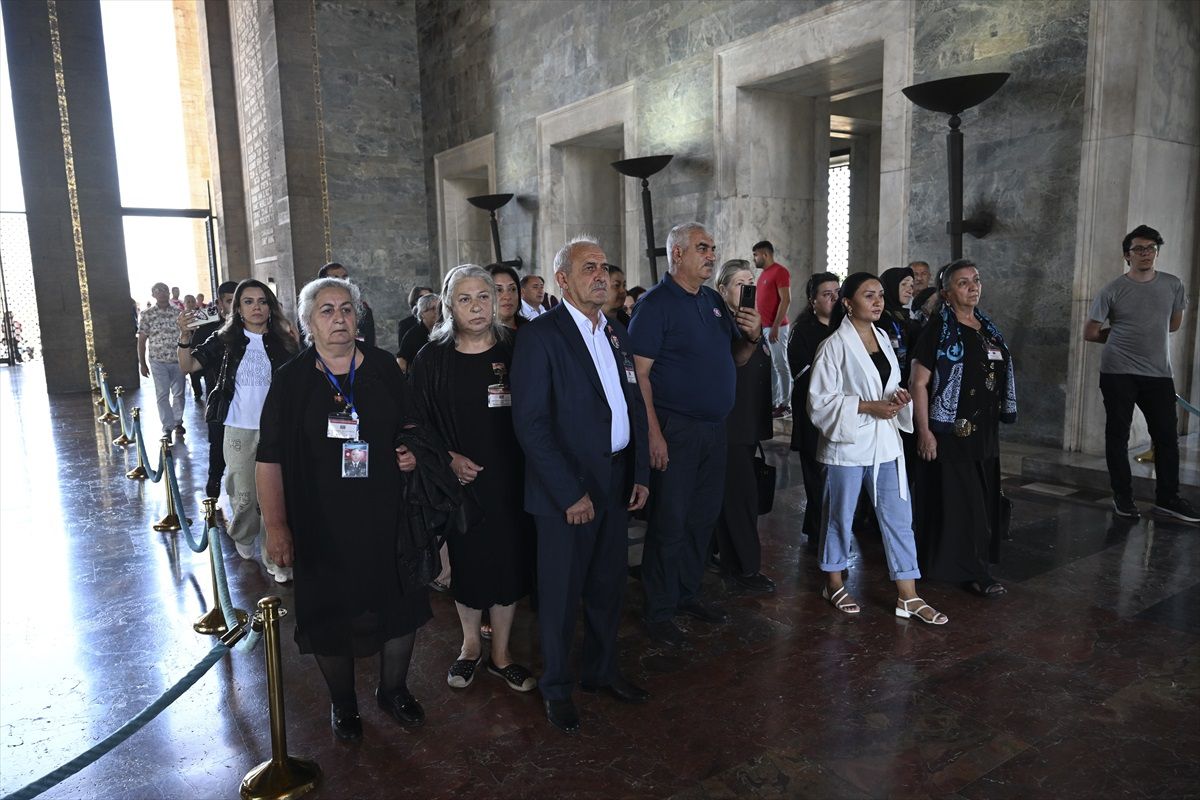 Azerbaycan\'dan gelen şehit aileleri Anıtkabir\'i ziyaret etti