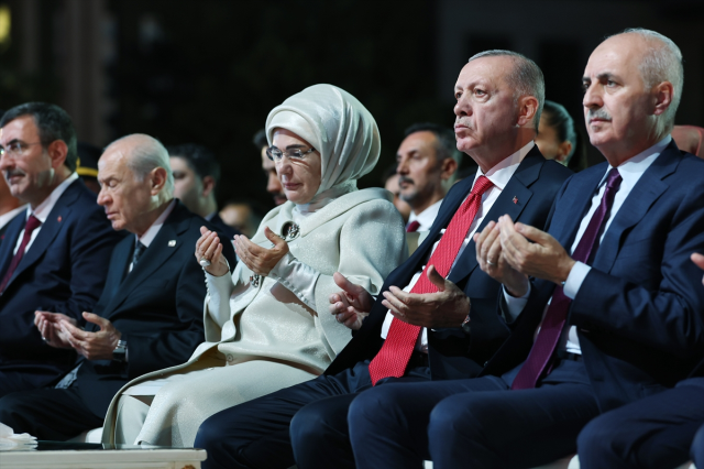 Emine Erdoğan'ın '30 Ağustos' şıklığı