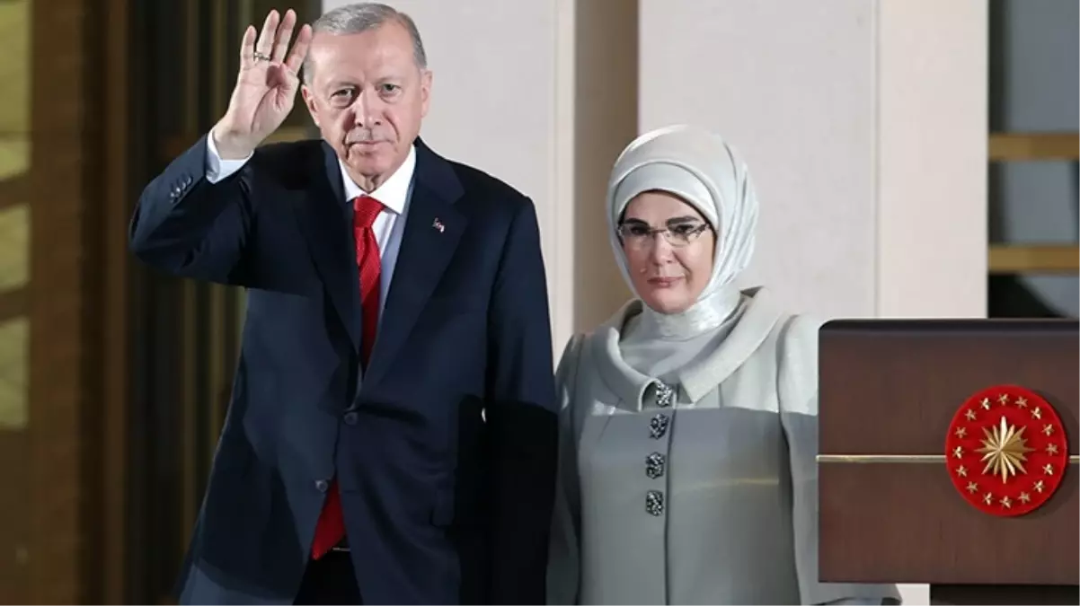 Emine Erdoğan\'ın "30 Ağustos" şıklığı