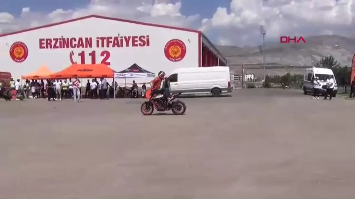 Motofest Drag Yarışlarında Pilotun Alevler İçinden Geçişi Heyecanlandırdı