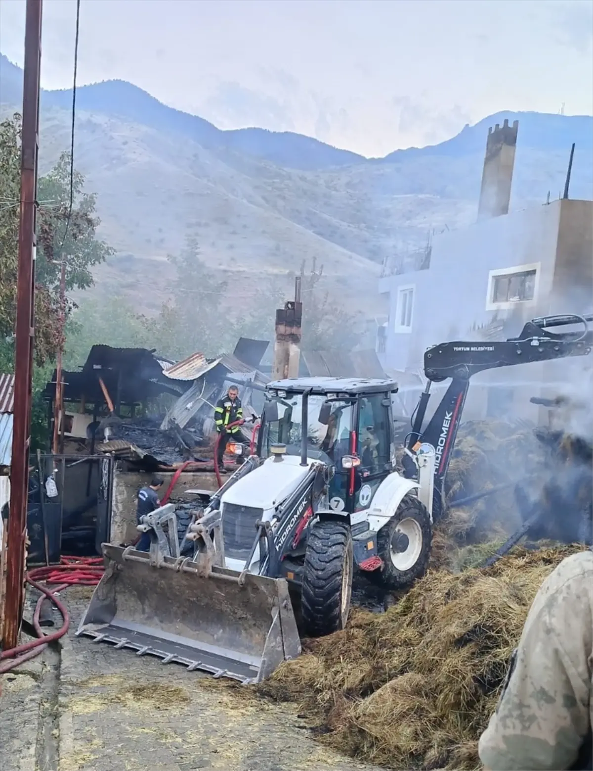 Erzurum\'un Tortum ilçesinde çıkan yangında ev, ahır ve samanlık kullanılamaz hale geldi