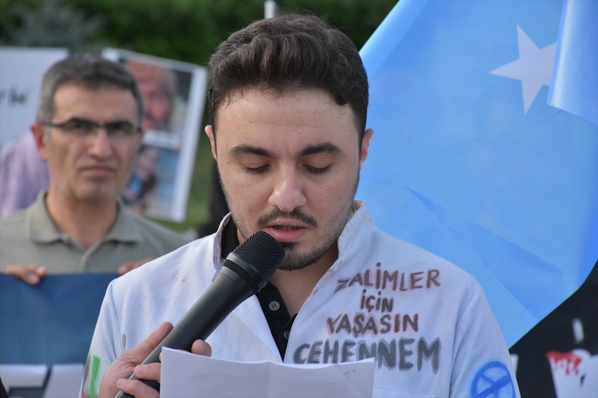 Erzurum\'da İsrail\'in Gazze\'ye yönelik saldırılarını protesto eden sağlık çalışanları sessiz yürüyüşlerine devam etti