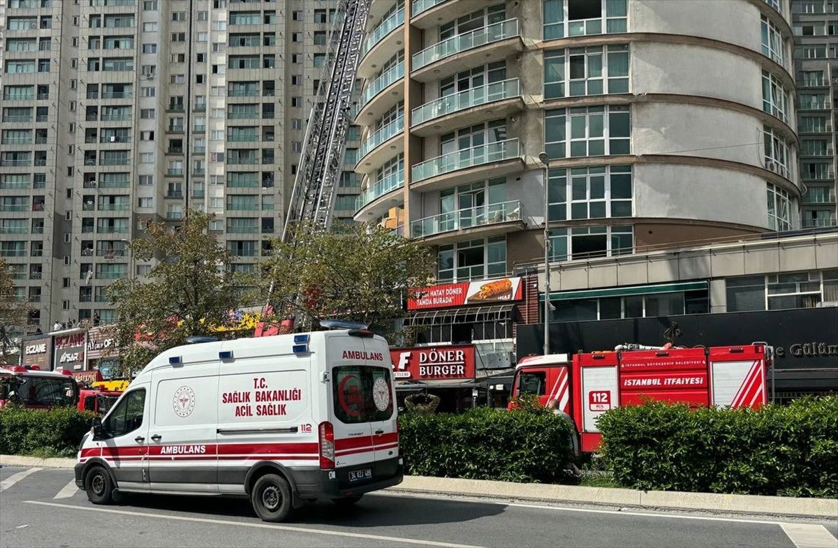 Esenyurt\'ta 33 katlı binada çıkan yangına itfaiye müdahale ediyor