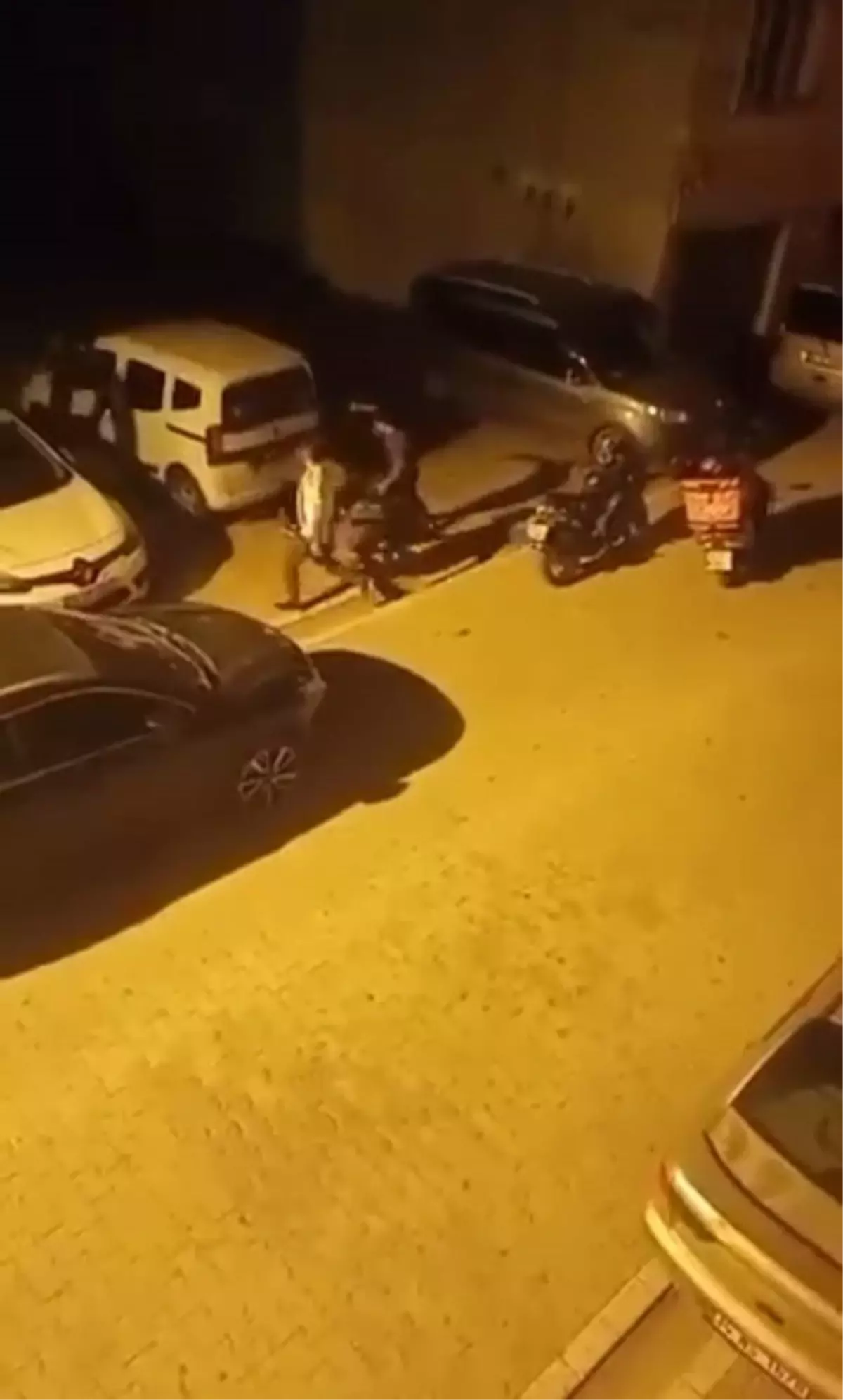 Esenyurt\'ta İki Grup Arasında Çıkan Tartışma Kavgaya Dönüştü