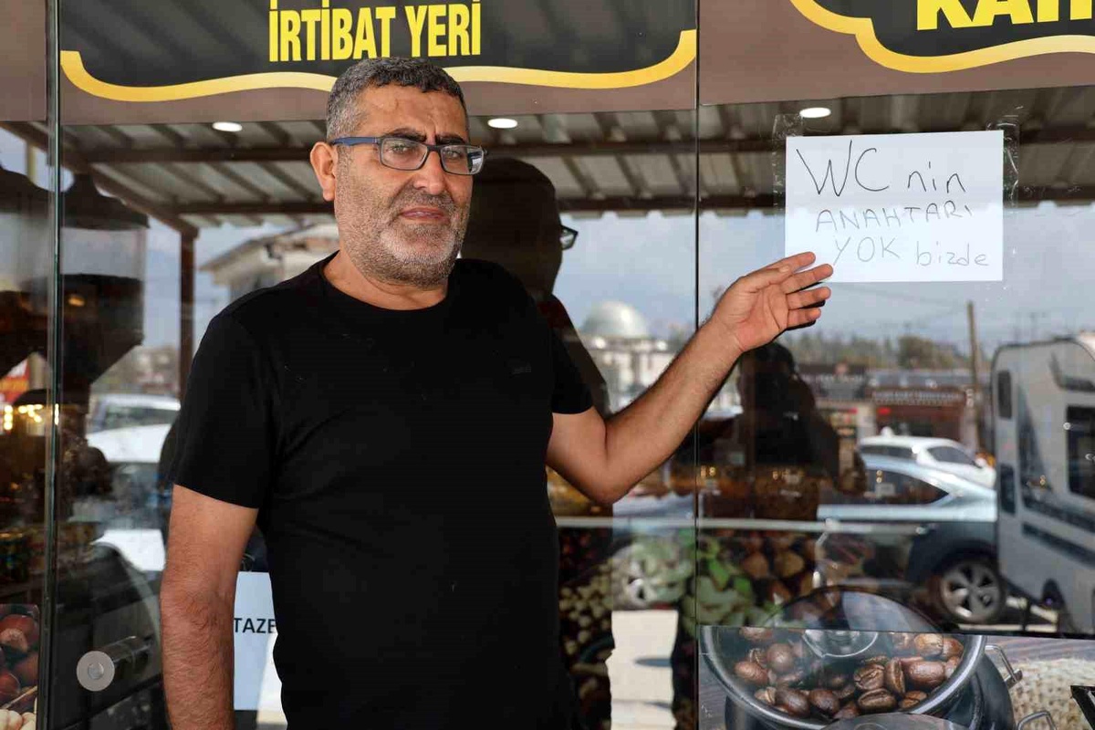 Hatay\'da esnaf, tuvalet anahtarını isteyenlere \'WC\'nin anahtarı bizde yok\' yazısıyla cevap veriyor