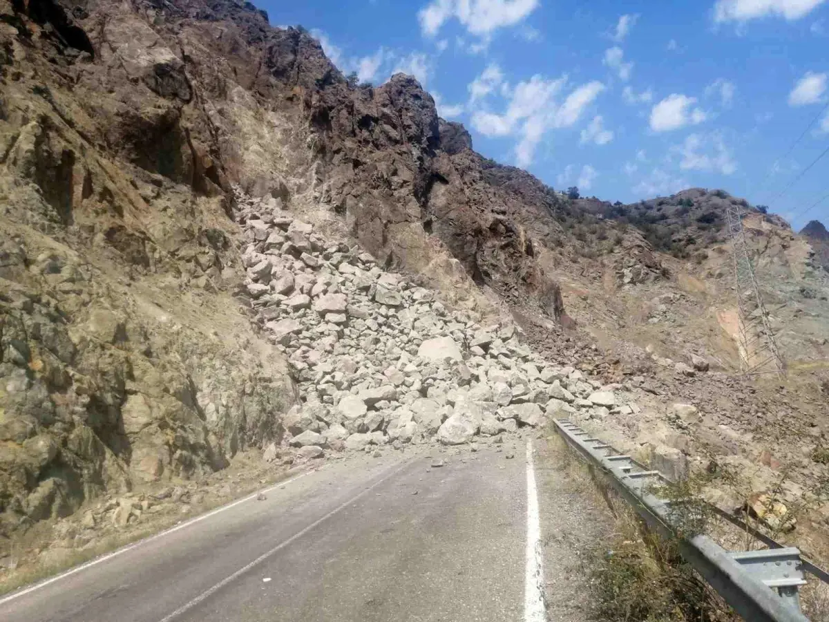 Erzurum\'un Oltu ilçesinde sağanak yağış heyelana neden oldu