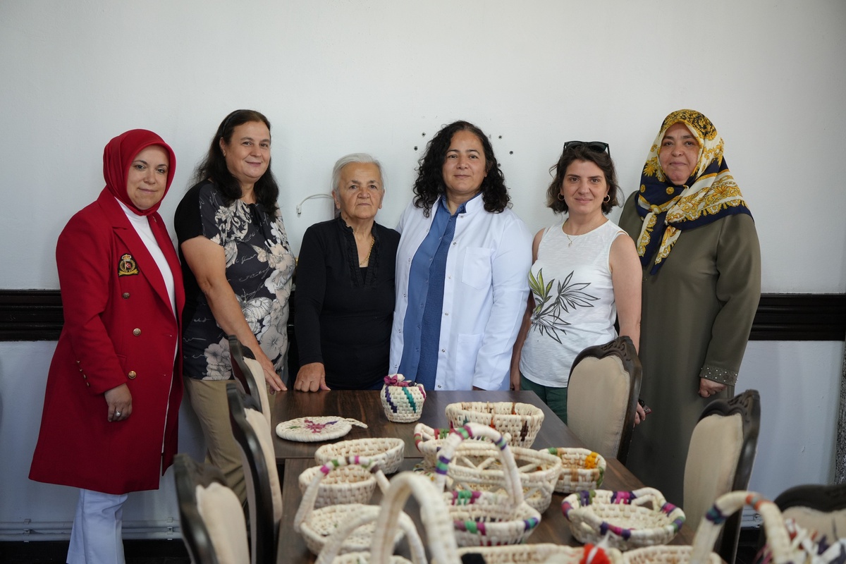Bolu\'da Kadınlar Göldeki Sazlardan Sepet Örerek Aile Bütçelerine Katkı Sağlıyor