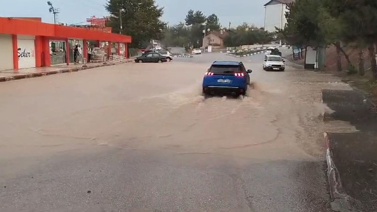 Karabük\'te Sağanak Yağış Nedeniyle Cadde ve Sokaklar Sular Altında