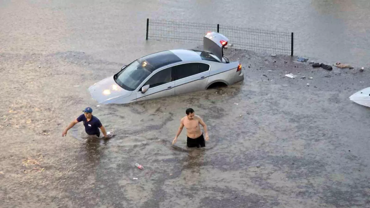 Karabük\'te Sağanak Sonrası Yollar Göle Döndü