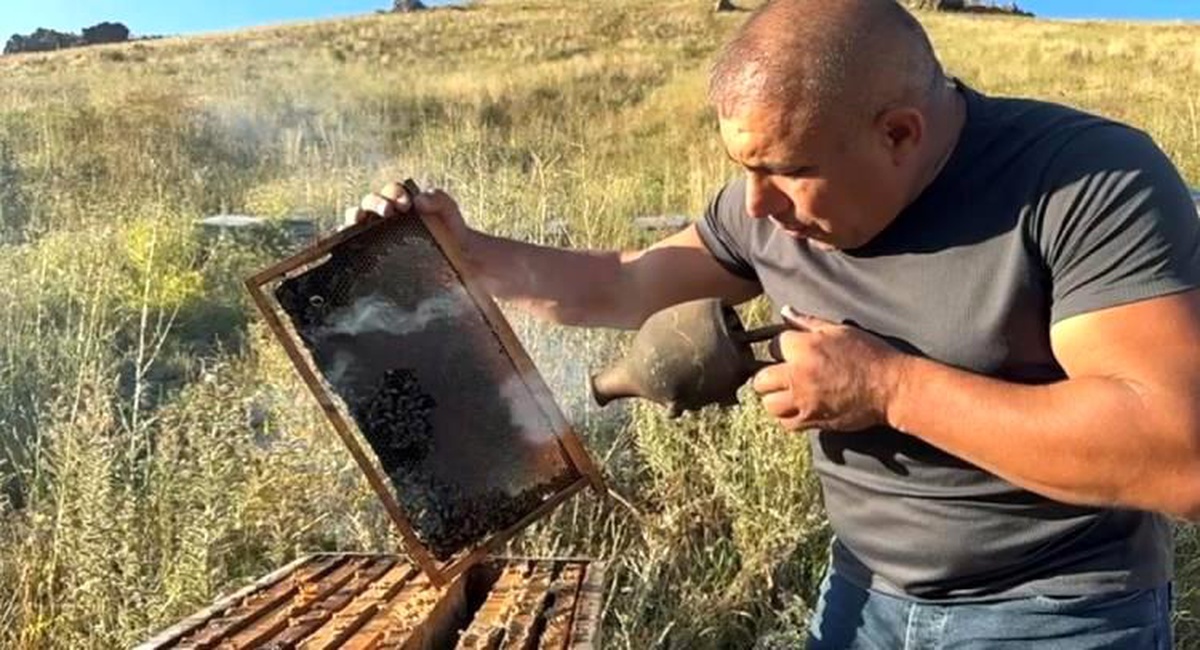 Karslı Arıcı 120 Yıllık Terrakota Körüğüyle Arıları Sakinleştiriyor