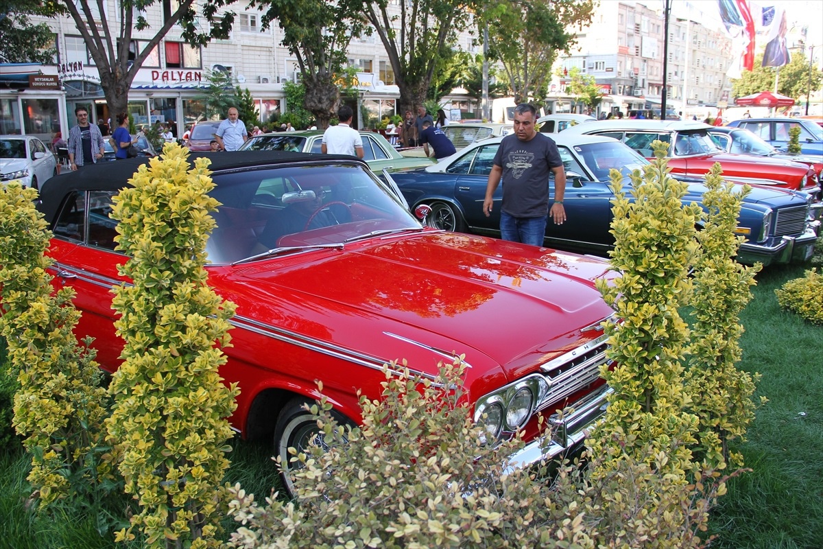 Türkiye\'nin dört bir yanından klasik otomobil tutkunları Kayseri\'de buluştu