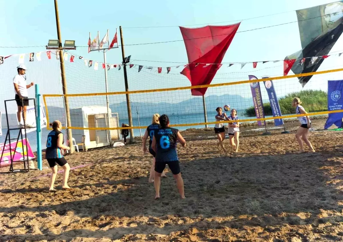 Muğla\'da 3. Zafer Kupası Plaj Voleybolu Turnuvası Devam Ediyor