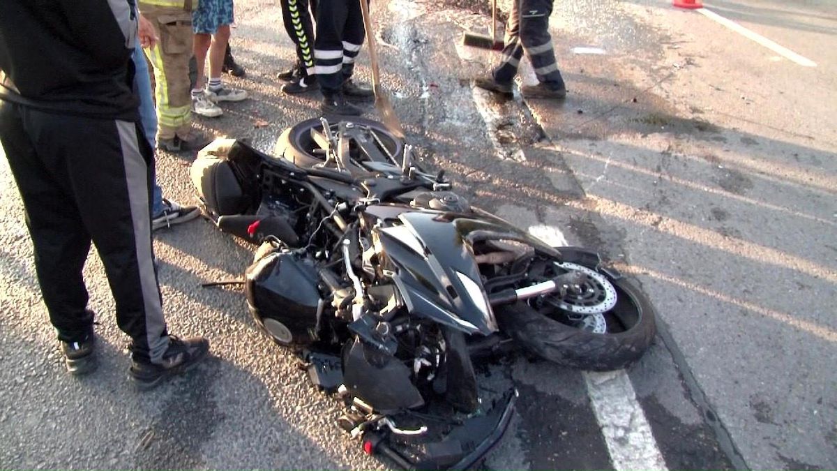 Maltepe\'de Motosikletli Otomobile Çarptı: 2 Yaralı