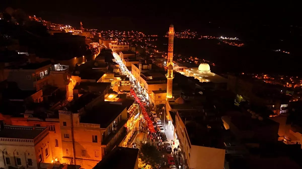 Mardin\'de 30 Ağustos Zafer Bayramı etkinlikleri kapsamında fener alayı düzenlendi