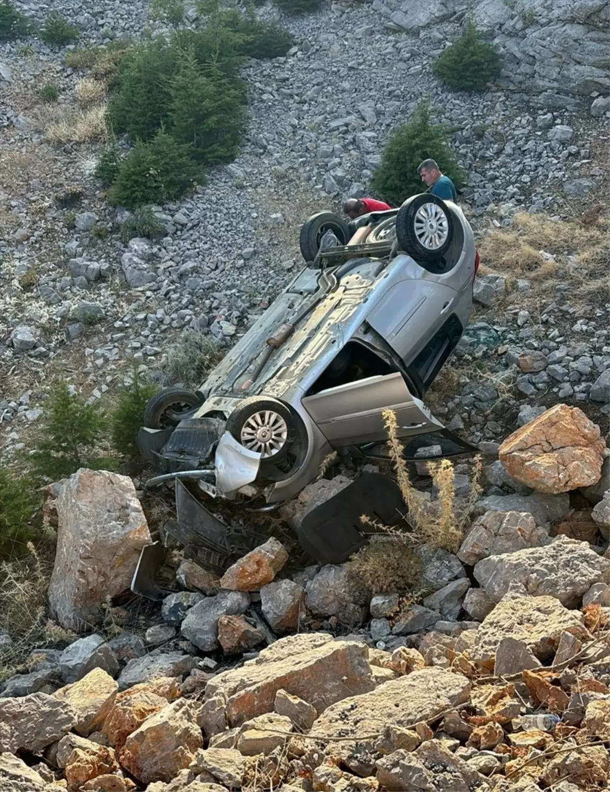 Mersin\'de Şarampole Devrilen Otomobilde 3 Kişi Yaralandı