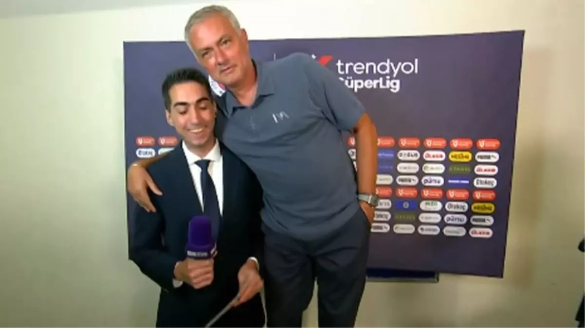 Jose Mourinho, Alanyaspor maçı öncesi tabureye çıkarak poz verdi