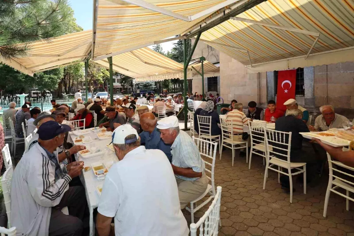 Afyonkarahisar Valisi\'nin talimatıyla İmaret Camii\'nde yemek ikramı yapıldı