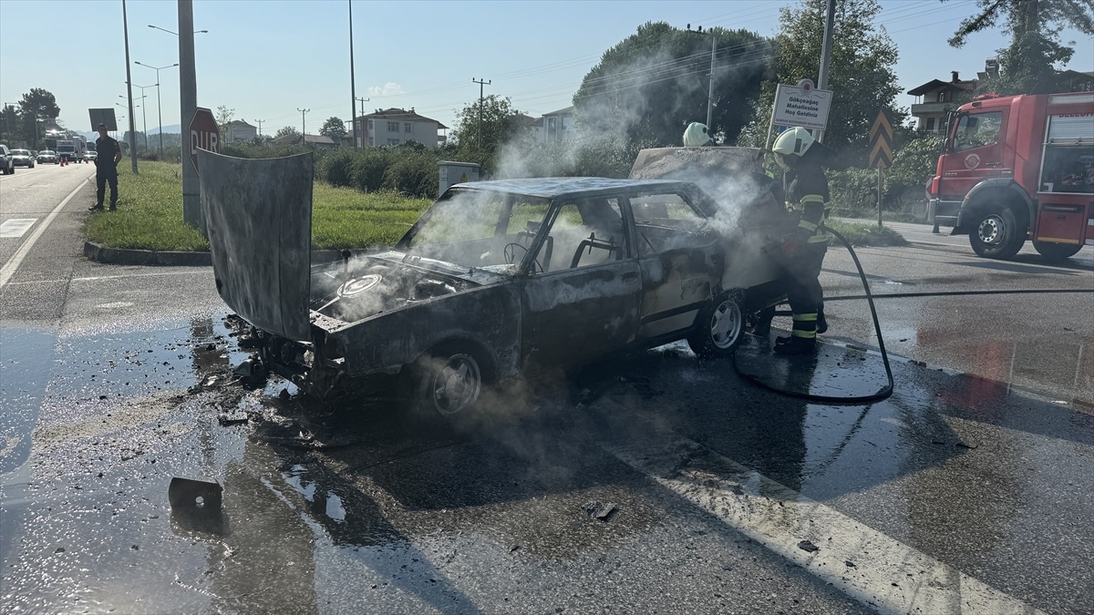 Samsun\'da seyir halindeki otomobil alev aldı