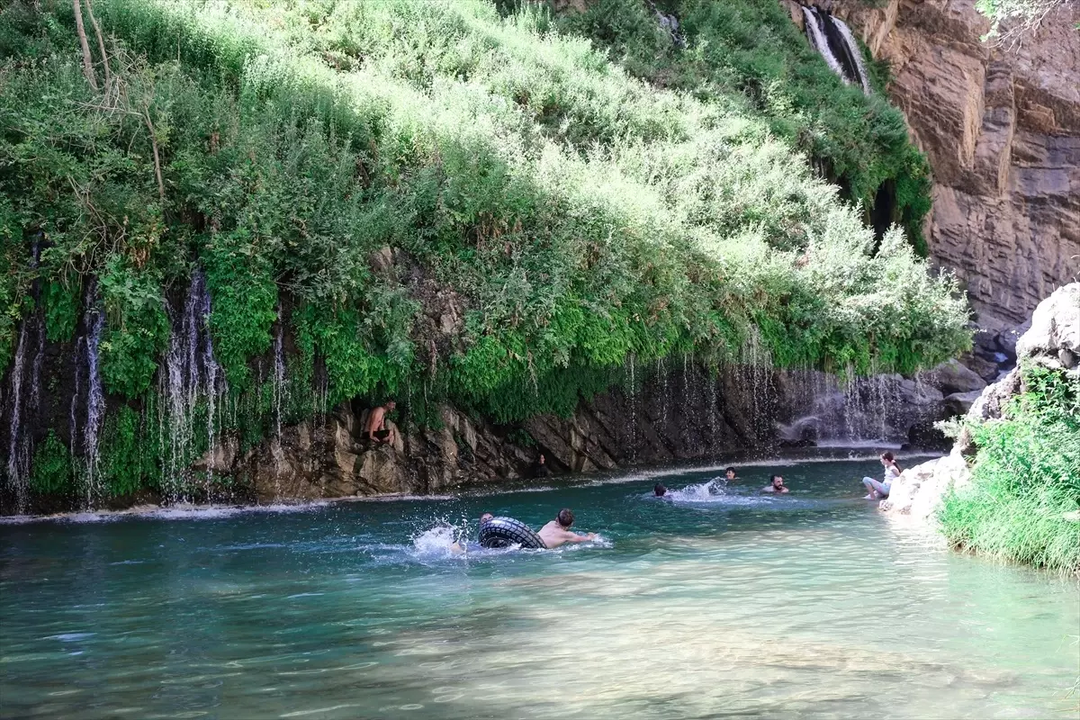 Hakkari\'deki Sineber Kanyonu, yaz sıcağından kaçmak isteyenlerin tercihi