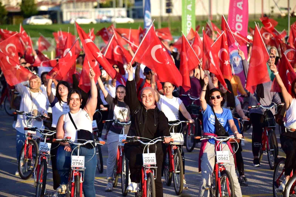 Kayseri Büyükşehir Belediyesi Spor A.Ş. 30 Ağustos Zafer Bayramı\'na özel bisiklet turu düzenledi