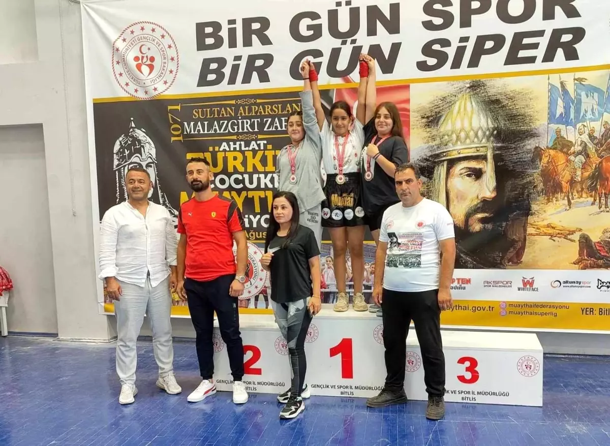 Minikler ve Yıldızlar Türkiye Muaythai Şampiyonası\'nda Kahtalı Sporcu Özlem Yanak Birinci Oldu