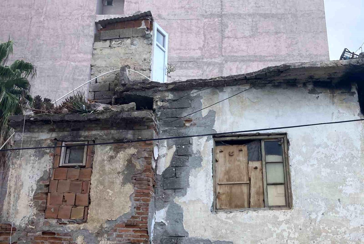 Mersin Erdemli\'de Balkon Çökmesi: Araçta Facia Önlenmiş