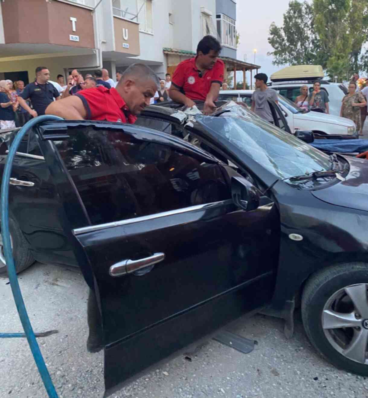 Tatil sitesinde feci olay: 21'inci kattan otomobilin üzerine düşerek öldü Tatil sitesinde feci olay: 21'inci kattan otomobilin üzerine düşerek öldü