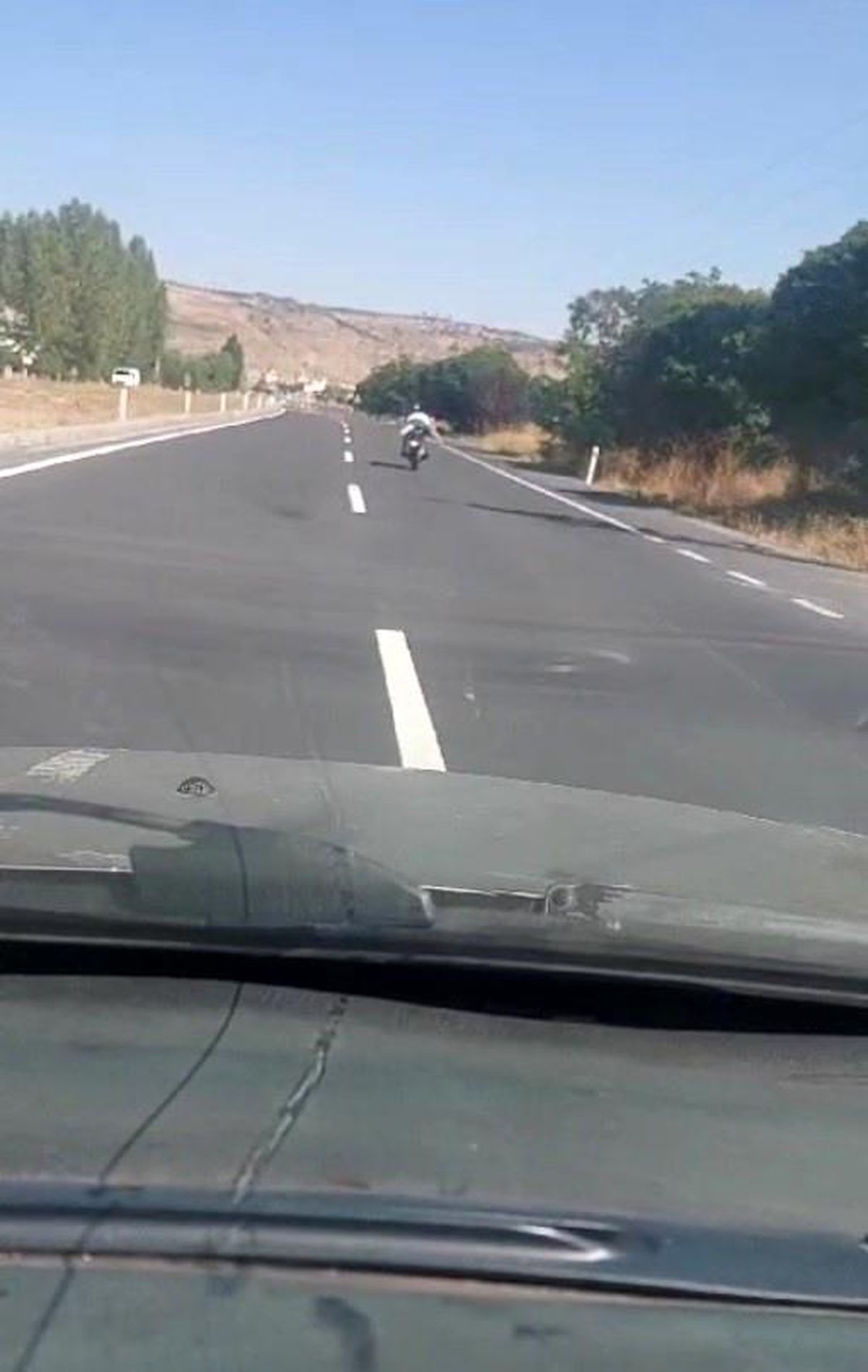 Nevşehir\'de Bir Kişi Motorun Üzerine Yatarak Seyretti