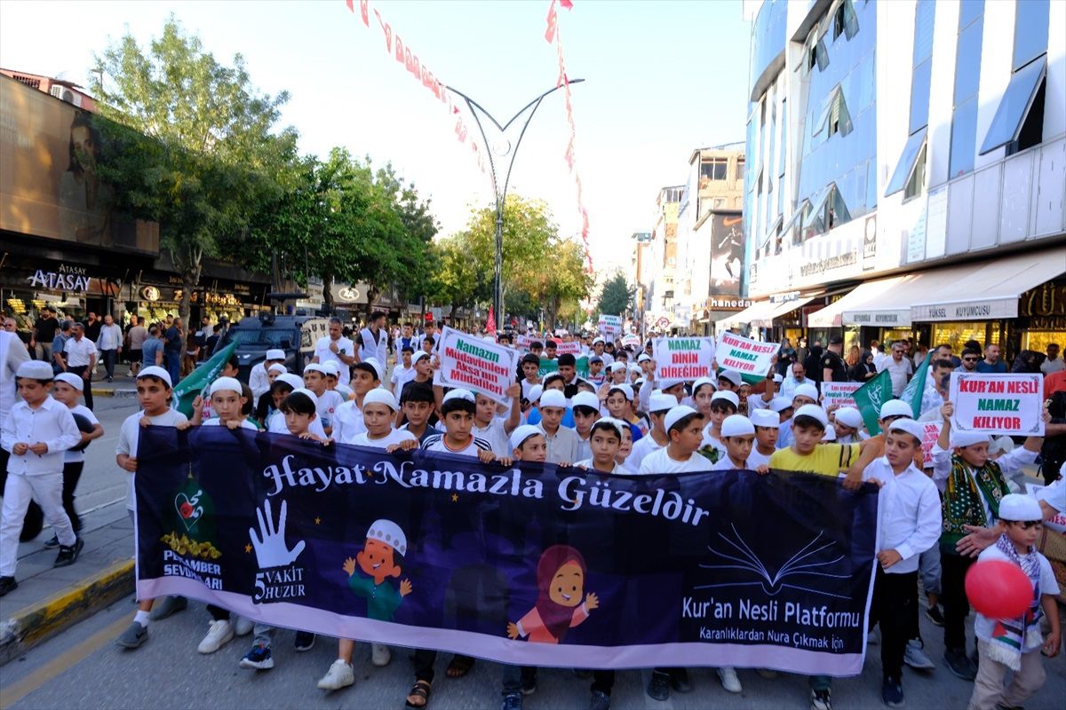 Van\'da Peygamber Sevdalıları Vakfı ve Kur\'an Nesli Platformu \'Hayat Namazla Güzeldir\' Programı Düzenledi