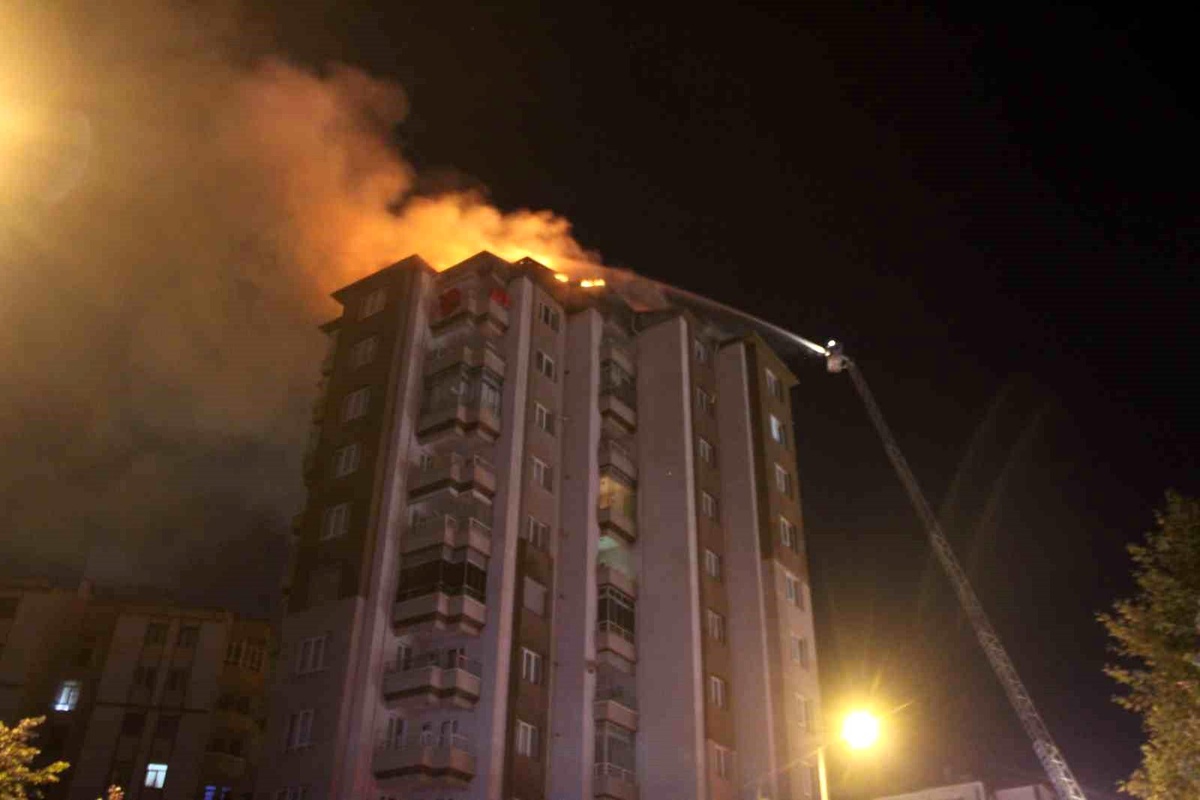 Kayseri Talas\'ta 10 Katlı Binanın Çatısında Yangın Çıktı