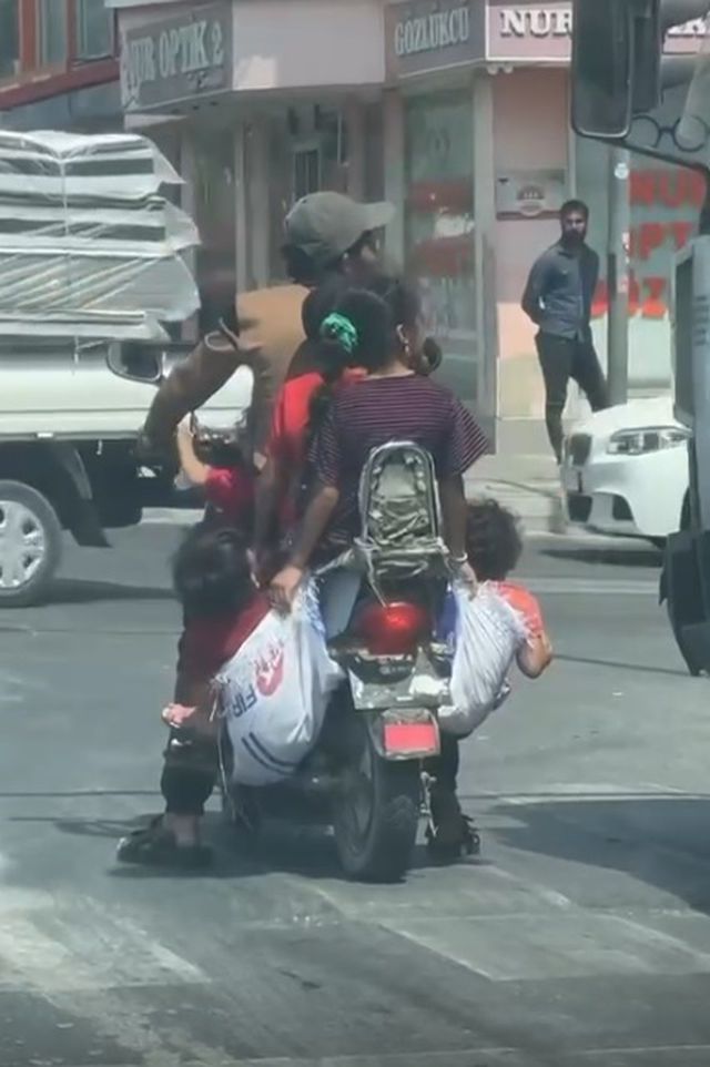 Ölümüne rahatlık! Çocuklarını motosiklete astığı çuvallara koydu Ölümüne rahatlık! Çocuklarını motosiklete astığı çuvallara koydu