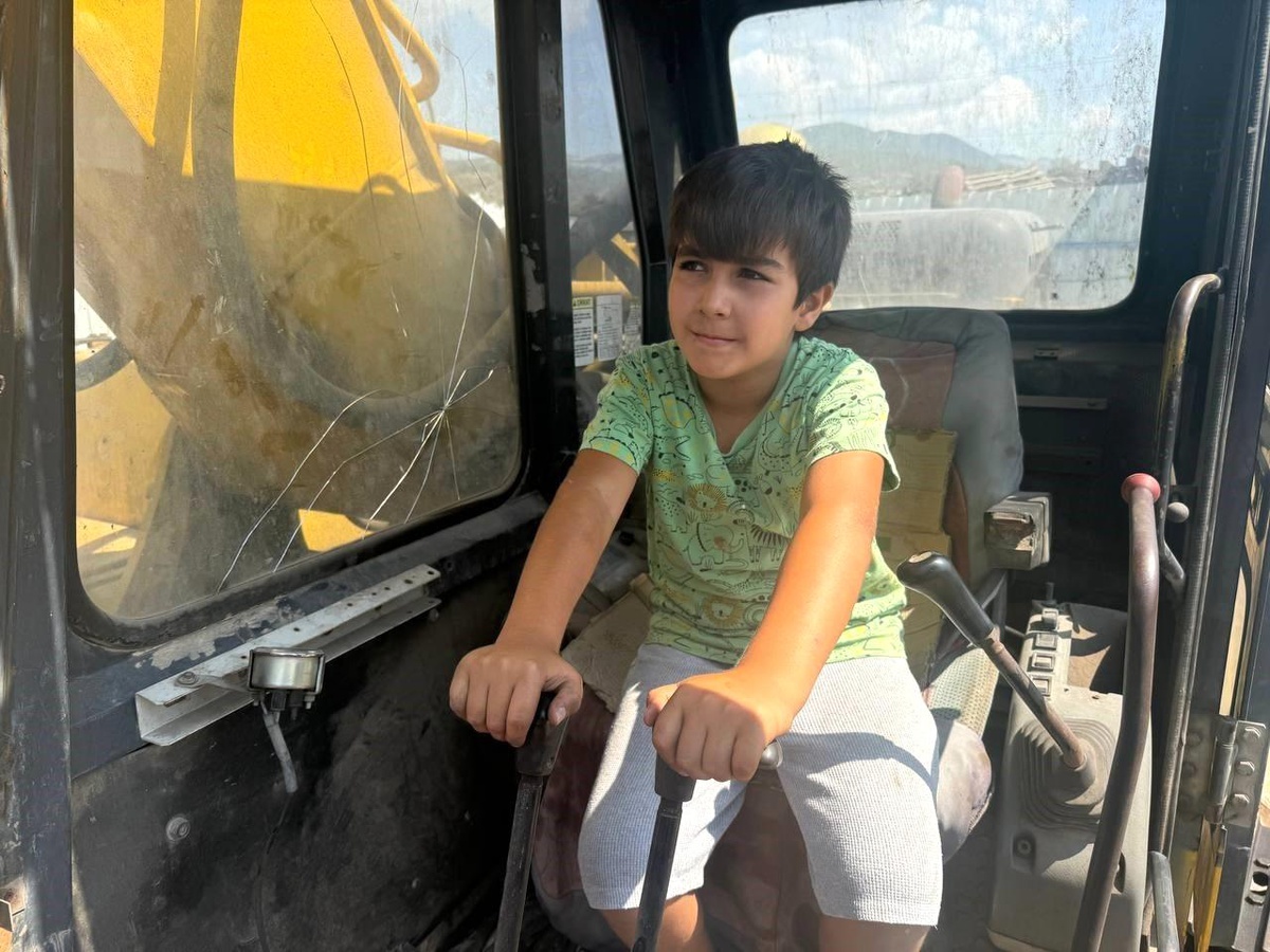 7 Yaşındaki Çocuk, İş Makineleriyle Oyuncak Gibi Oynuyor
