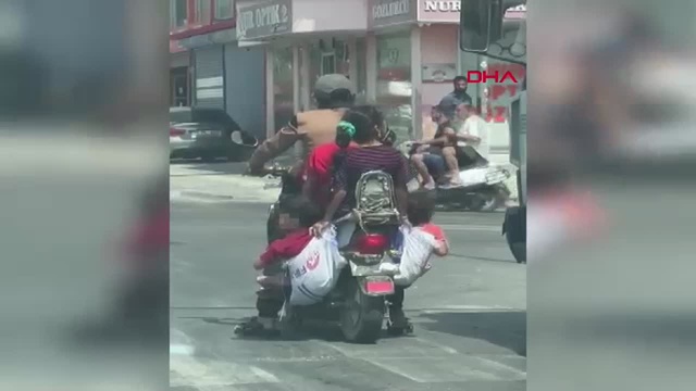 Ölümüne rahatlık! Çocuklarını motosiklete astığı çuvallara koydu Ölümüne rahatlık! Çocuklarını motosiklete astığı çuvallara koydu
