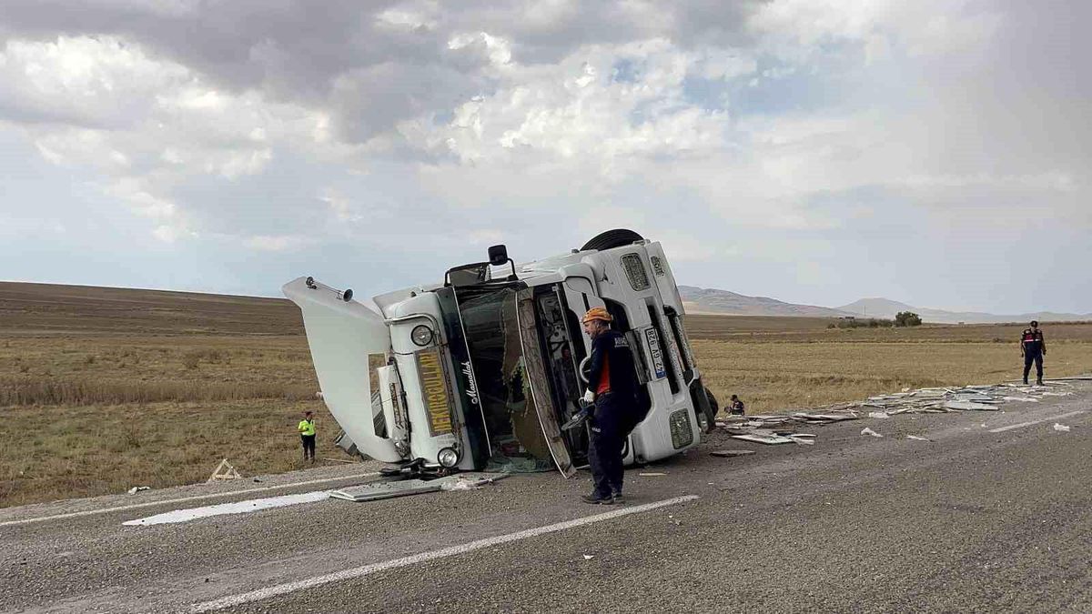Aksaray\'da Tır Şarampole Devrildi, Sürücü Yaralandı