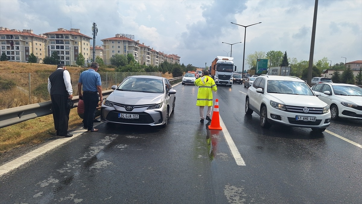 Anadolu Otoyolu\'nda 4 otomobilin karıştığı zincirleme kaza: 2\'si çocuk 7 kişi yaralandı