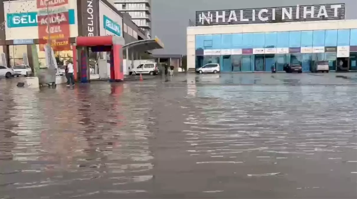 Ankara\'da sağanak ve dolu yağışı: Cadde ve sokaklar göle döndü, iş yerleri su bastı